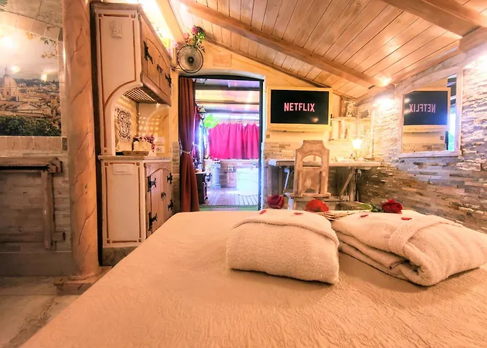 Appartement Domus Corneliae - Romantico Attico & Jacuzzi - Metro A Cornelia
