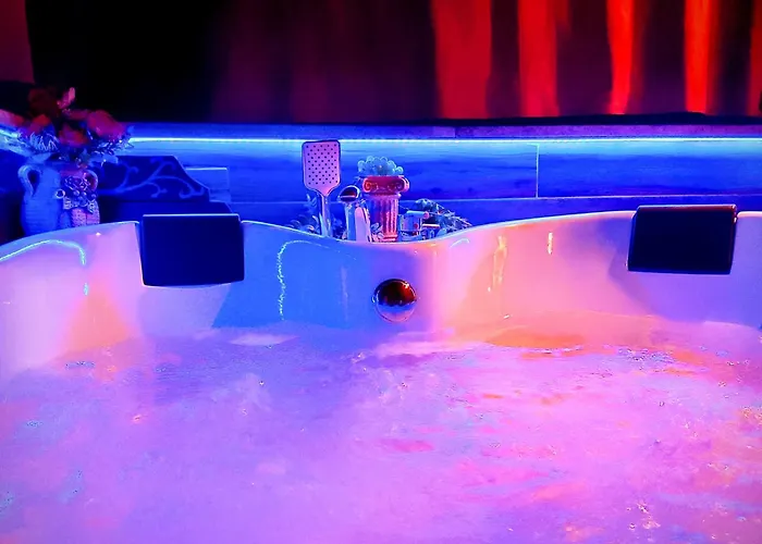 Domus Corneliae - Romantico Attico & Jacuzzi - Metro A Cornelia Rome